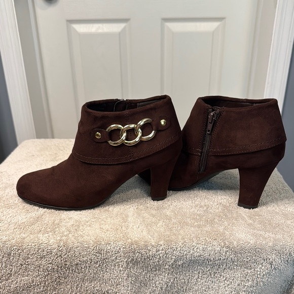 EUC A2 By Aerosoles Brown Ankle Boots with Gold Accents - Picture 6 of 8